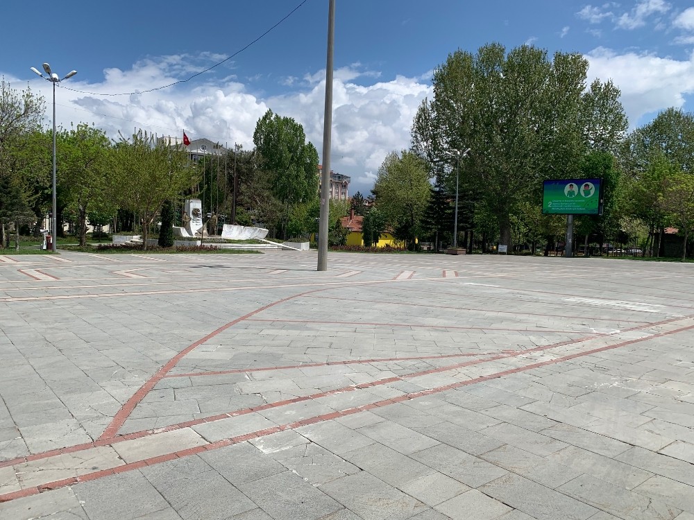 Isparta’da caddeler 1 Mayıs Emek ve Dayanışma Günü’nde boş kaldı 