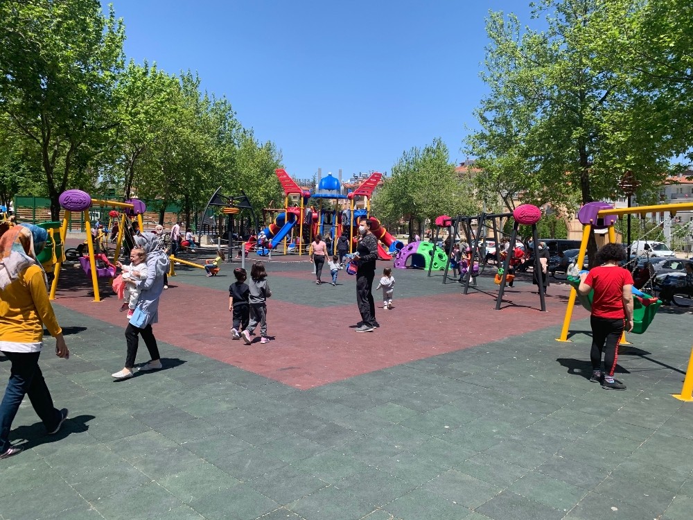 Isparta’da çocuklar maskelerini takıp parklara koştu 