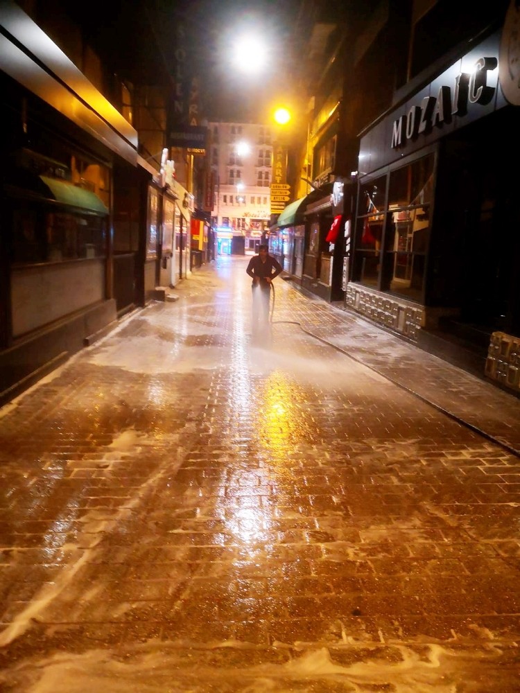 Isparta’da dezenfekte ekipleri gece gündüz çalışıyor 