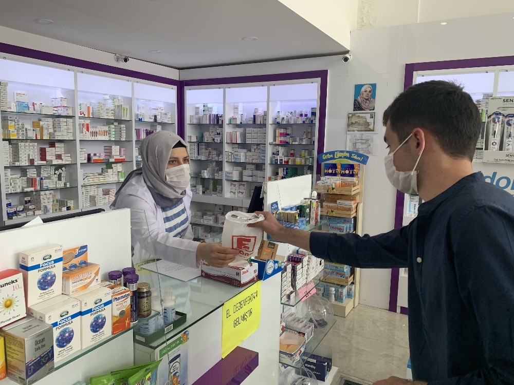 Isparta’da eczanelerde ücretsiz maske dağıtımı başladı 