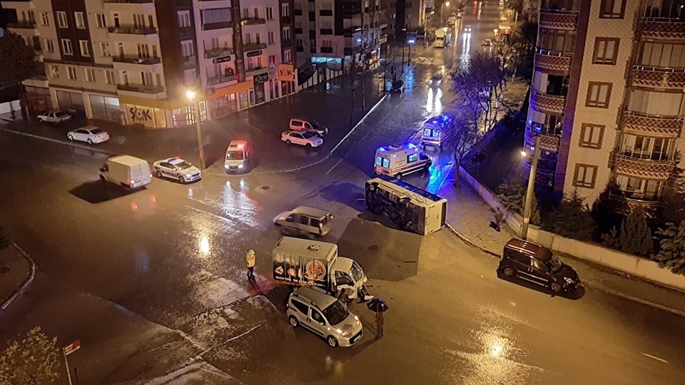 Isparta’da ekmek taşıyan kamyonetin çarptığı işçi servisi devrildi: 4 yaralı 
