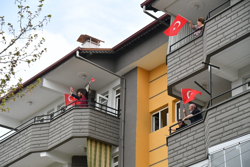 Isparta’da evler Türk Bayraklarıyla donatılıyor 