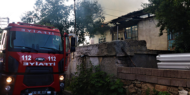 Isparta'da feci yangın! Ahşap evler kül oldu
