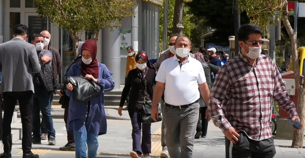 Isparta’da havaların ısınmasıyla caddelerde yoğunluk arttı 