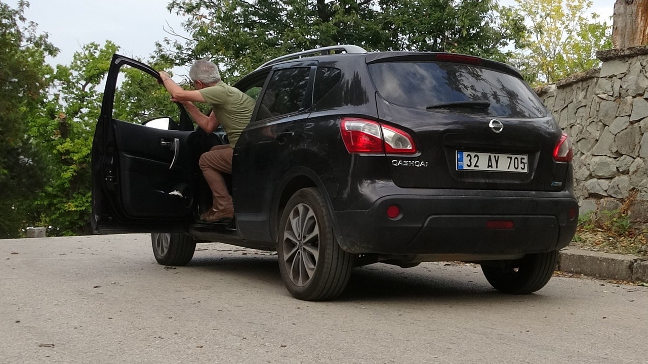 Isparta’da ilginç bir durum! Araçlar kendi kendine yokuş yukarı çıkıyor!