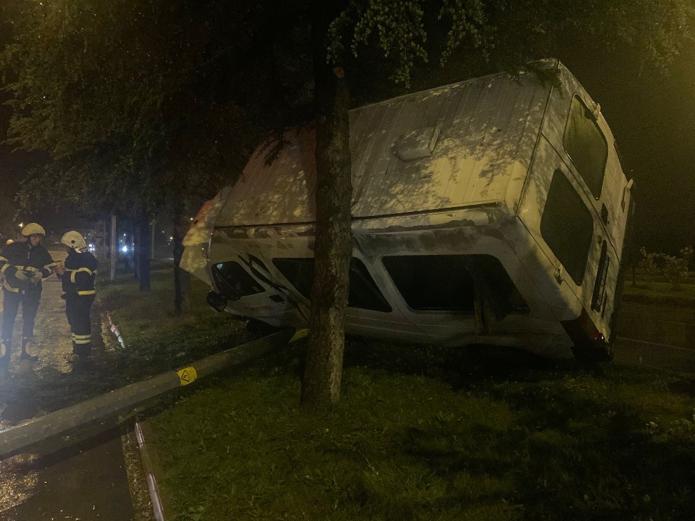 Isparta’da işçi minibüsü yan yattı, 5 kişi yara almadan kurtuldu 