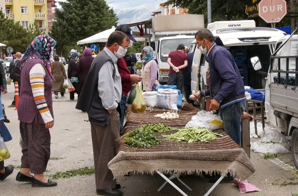 Isparta’da kısıtlama öncesi pazarda tezgahlar boşaldı, fırın önlerinde kuyruklar oluştu 
