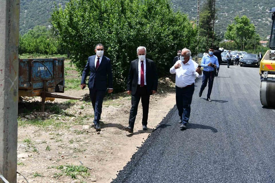 Isparta’da köy yolları sıcak asfalta kavuşuyor 