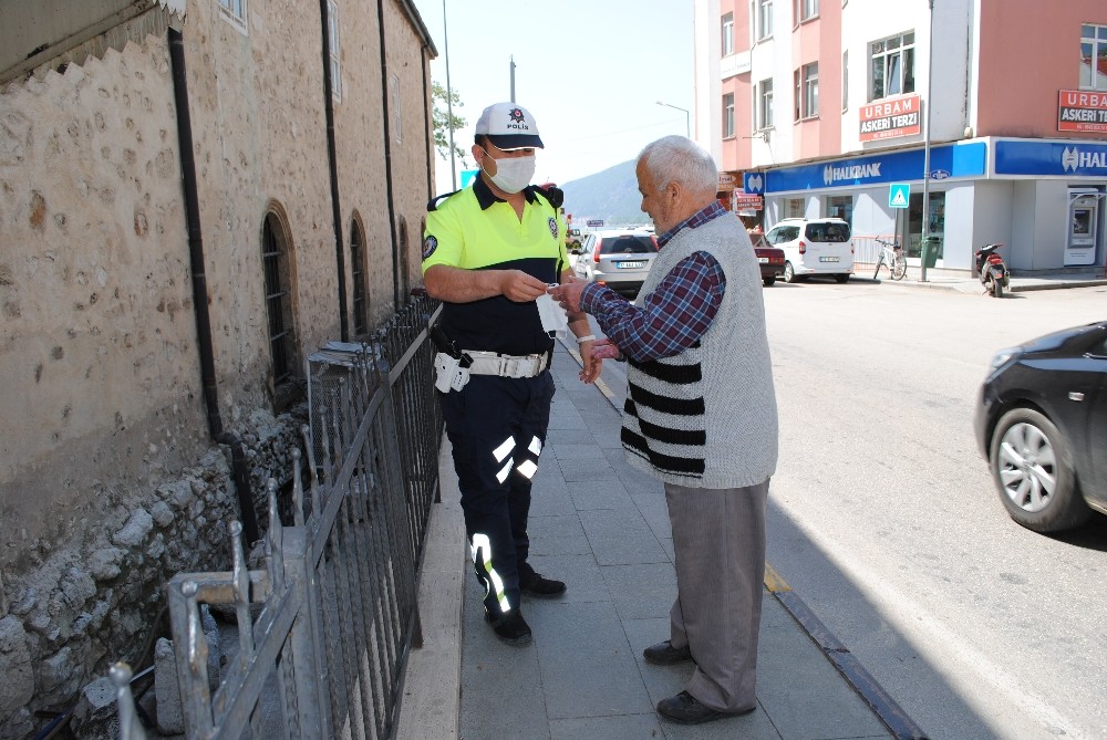 Isparta’da maske takmayan 17 kişiye ceza 