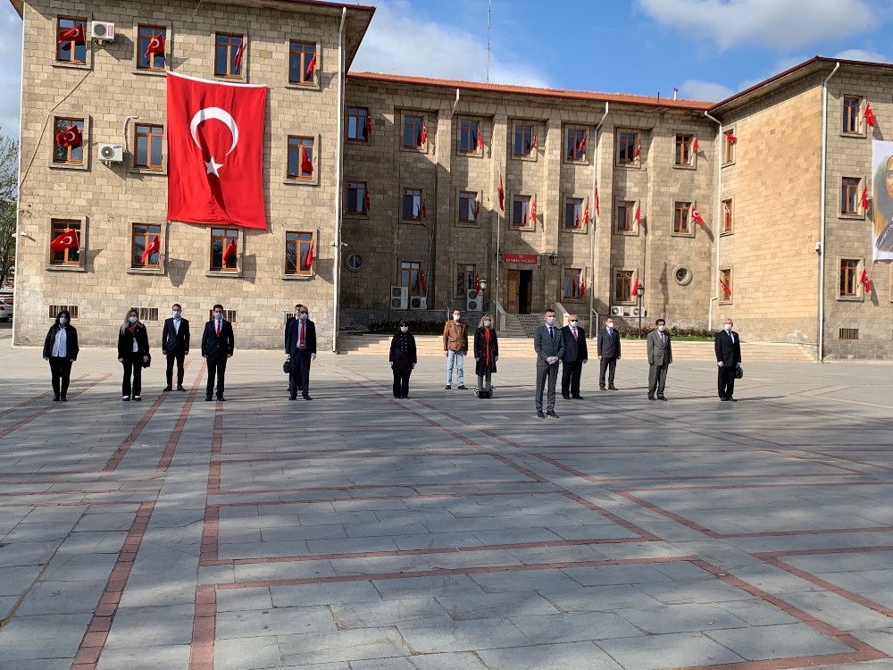 Isparta’da maskeli ve sosyal mesafeli 23 Nisan töreni 