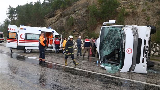 Isparta'da otobüs devrildi: 32 yaralı