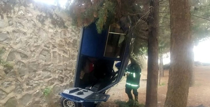 Isparta'da otomobil okul bahçesine yuvarlandı