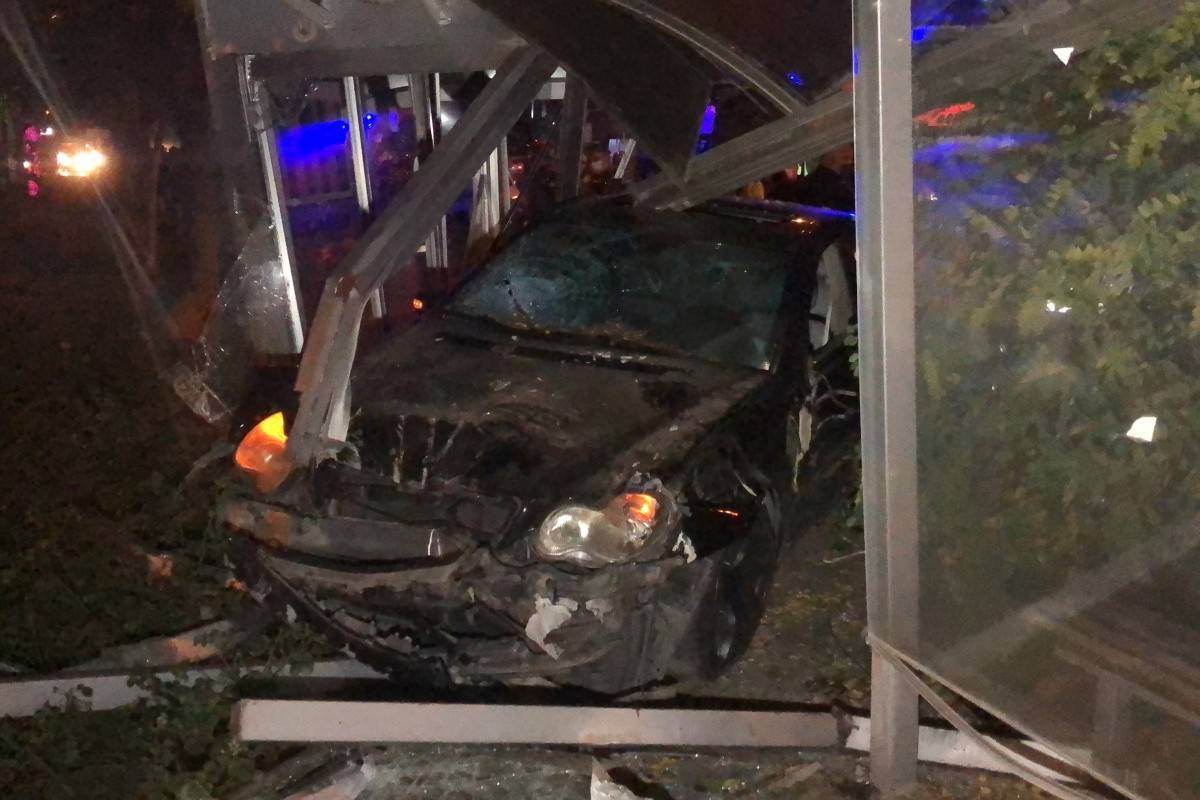 Isparta'da otomobil, otobüs durağına daldı: 5 yaralı