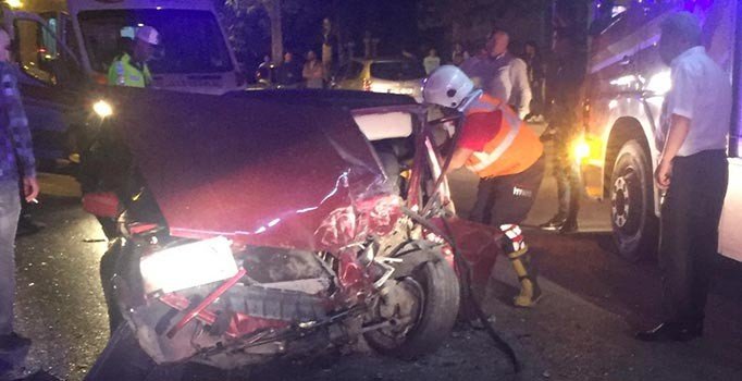 Isparta’da otomobil park halindeki araçlara çarptı