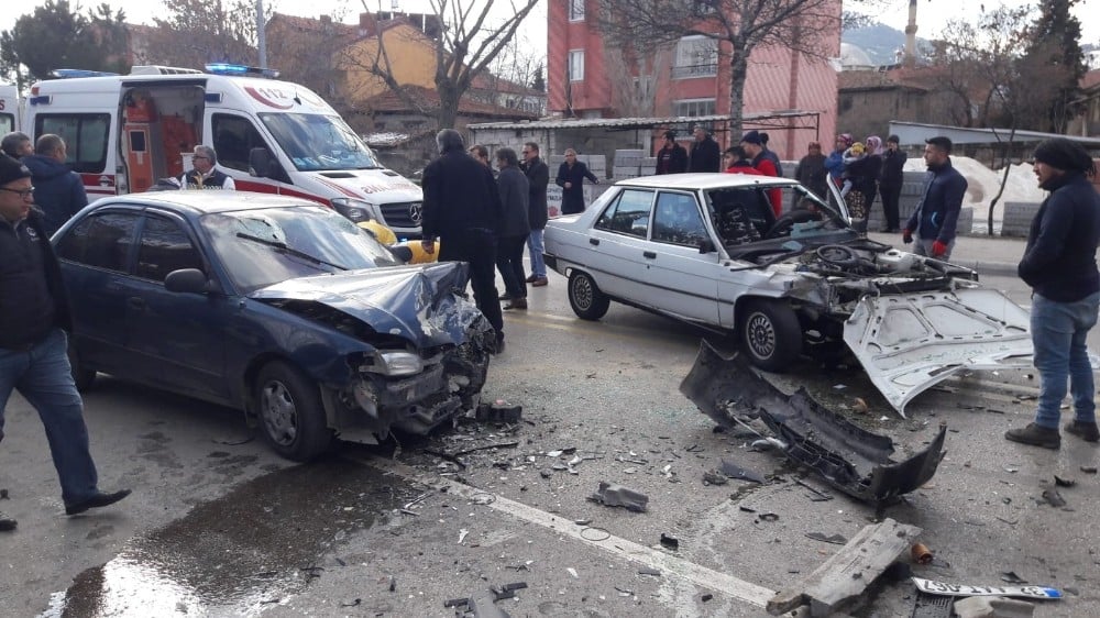 Isparta’da otomobiller kafa kafaya çarpıştı: 5 yaralı 