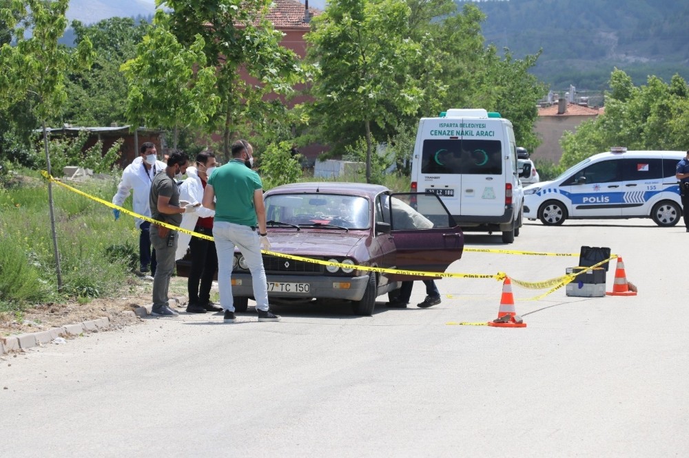 Isparta’da park halindeki araçta 1 kişi ölü olarak bulundu 