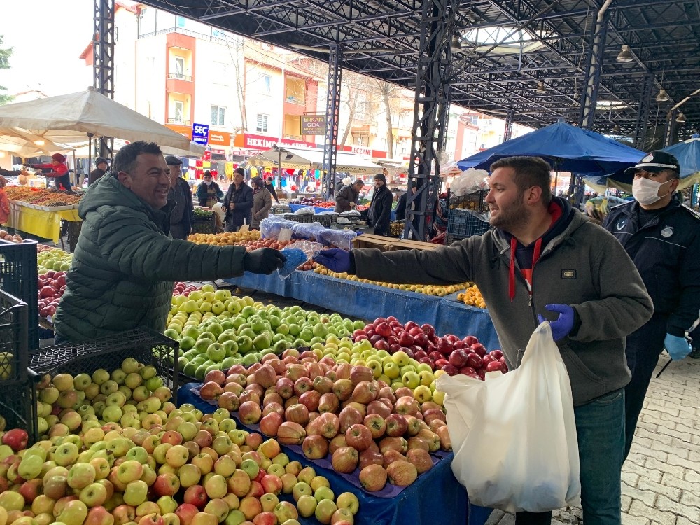 Isparta’da semt pazarında pazarcı esnafına eldiven dağıtıldı 