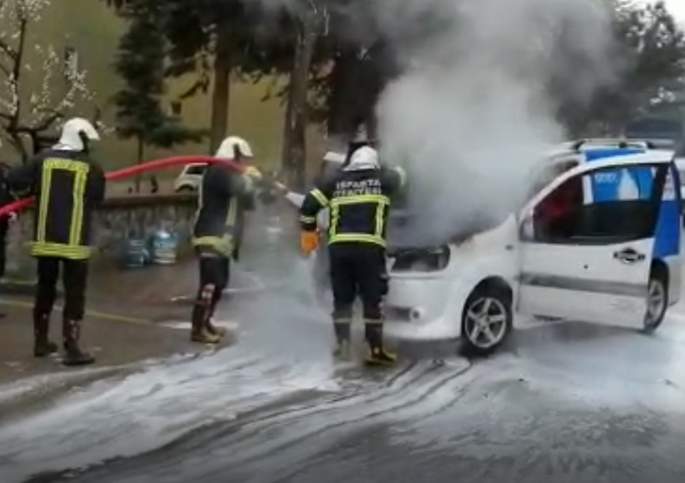 Isparta’da seyir halindeki ticari araç alev aldı 