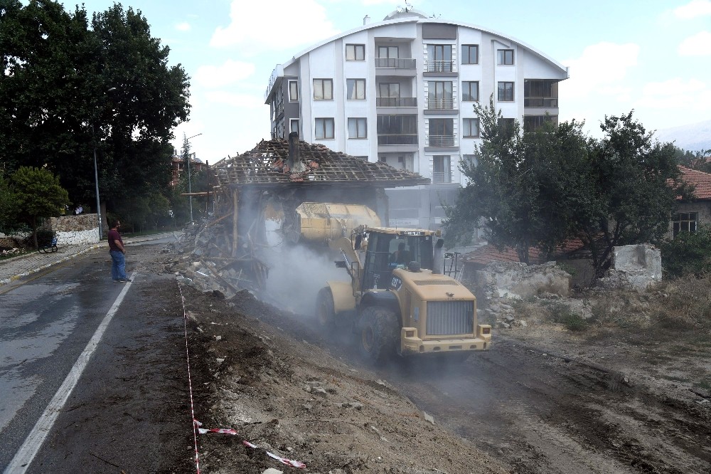 Isparta’da trafik güvenliğini zora sokan müstakil ev belediye tarafından yıkıldı 