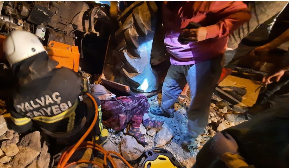 Isparta’da traktör devrildi: 1’i ağır 5 kadın yaralandı 