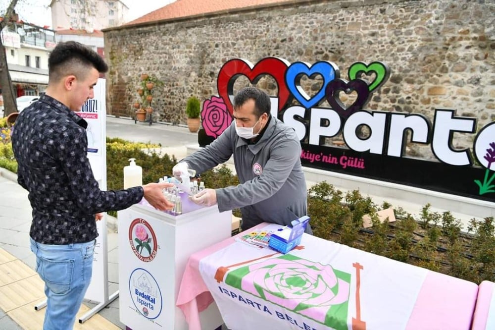 Isparta’da vatandaşlara maske ve kolonya dağıtıldı 
