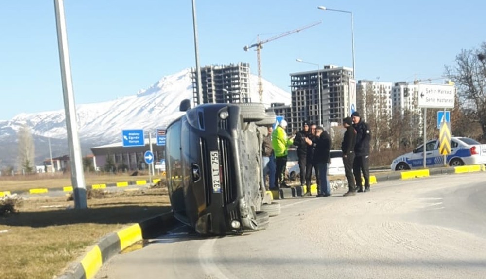 Isparta’da virajı alamayan otomobil yan yattı: 2 yaralı 