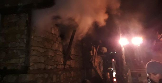 Isparta'da yaşlı çift çıkan yangında can verdi