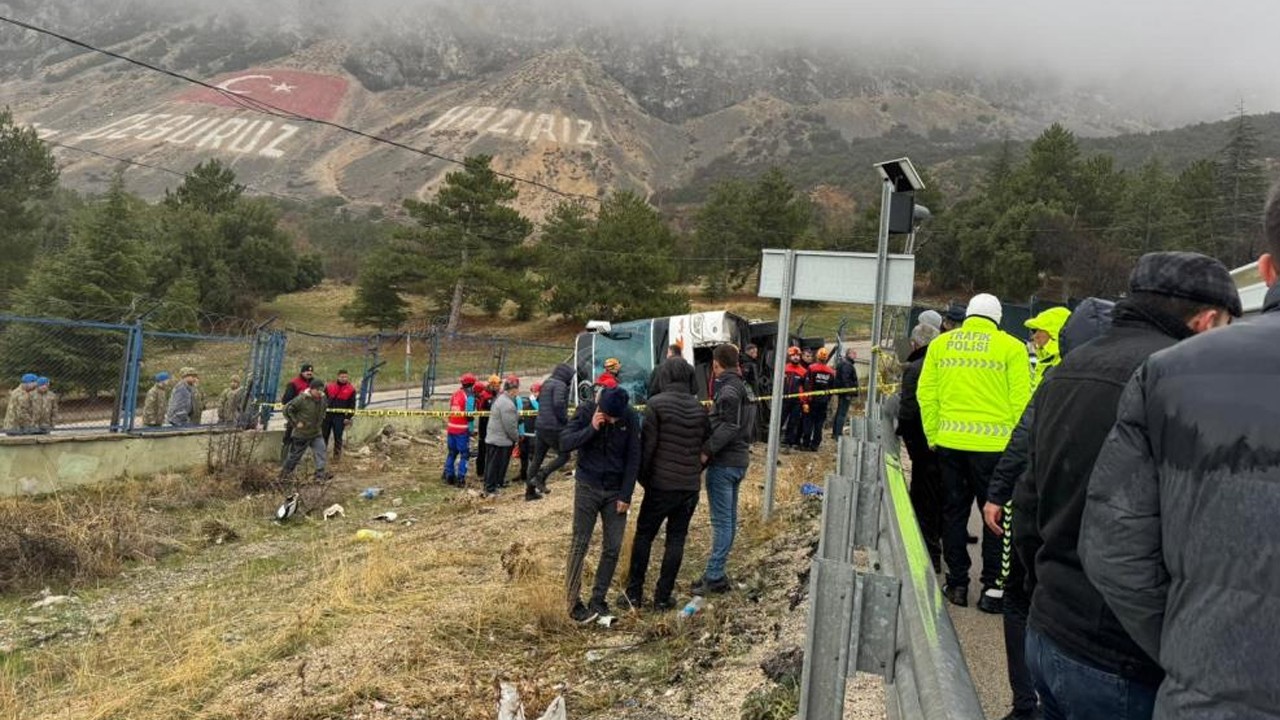 Isparta’da yolcu otobüs şarampole devrildi! 1 ölü çok sayıda yaralı var