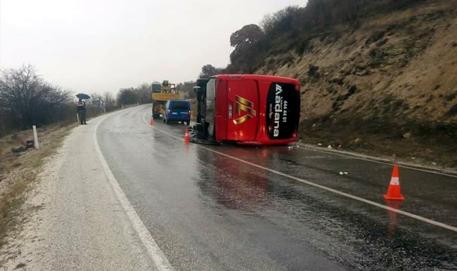 Isparta'da yolcu otobüsü devrildi: 19 yaralı