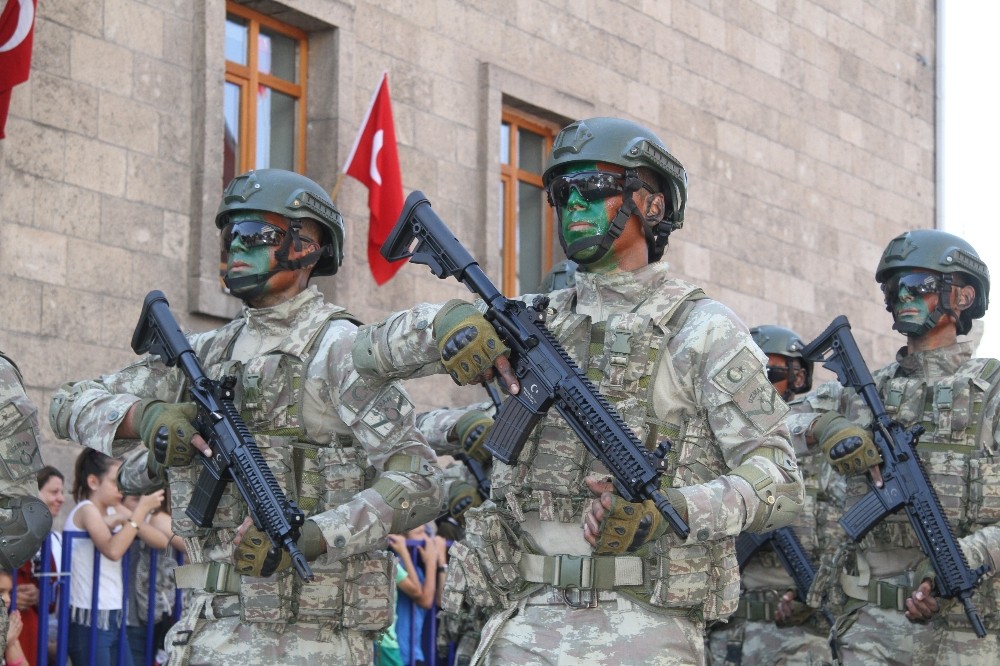 Isparta’daki 30 Ağustos kortejine komandolar damga vurdu 