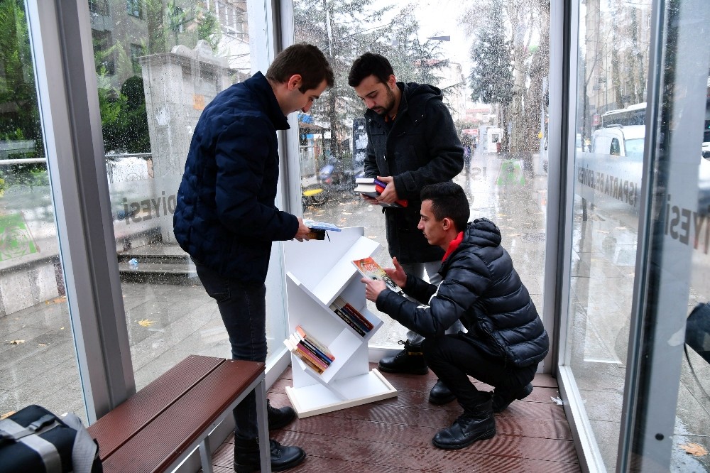 Isparta’daki kapalı duraklarda kütüphaneleştirme projesi 