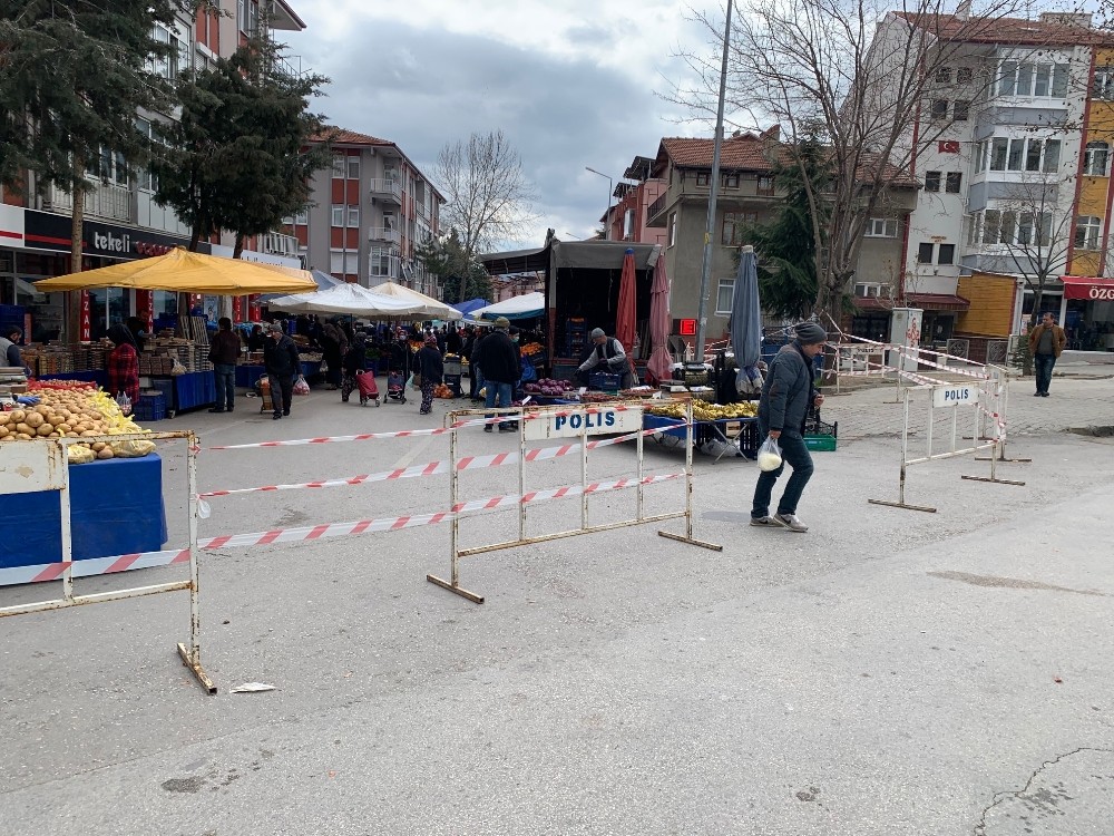 Isparta’daki pazarlarda demir bariyerli korona virüs önlemi 
