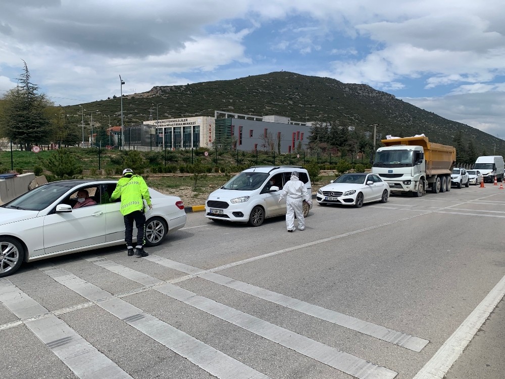 Isparta’ya girişlerde ev izolasyon taahhüt formu imzalattırılıyor 