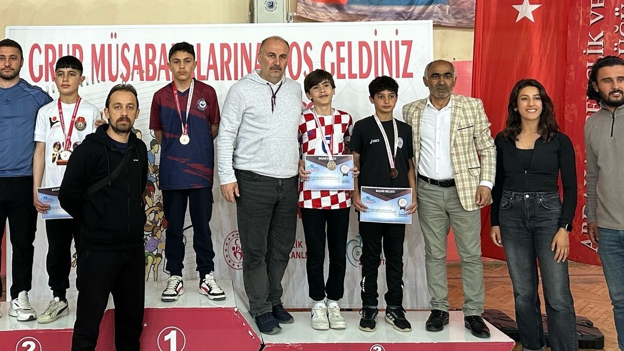 İspir Ziya Paşa Ortaokulu’ndan Bilek Güreşi Şampiyonasında büyük başarı