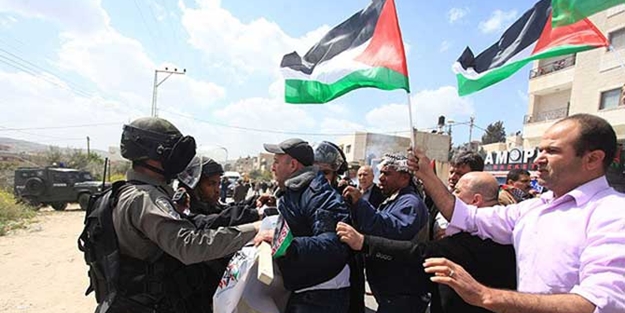 İsrail 23 Filistinliyi gözaltına aldı