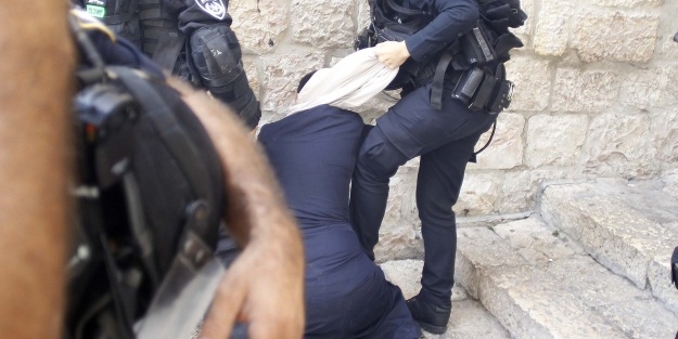 İsrail askeri Mescid-i Aksa'ya postalları ile girdi