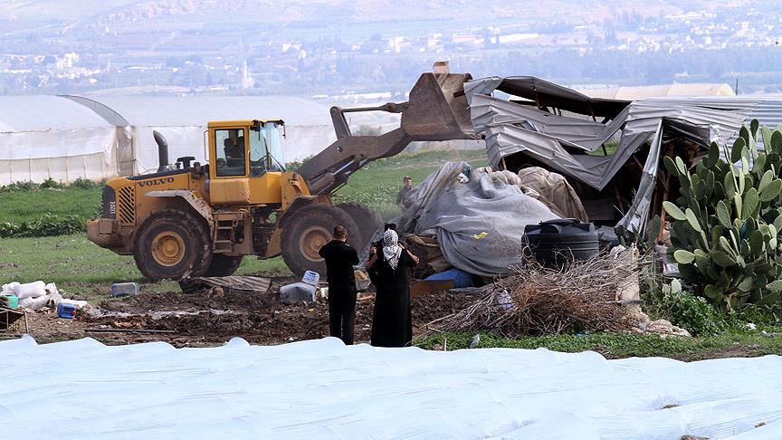 İsrail askerleri Batı Şeria'da 1 okul ve 7 barakayı yıktı