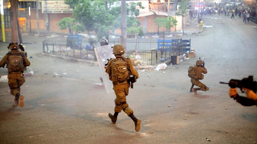 İsrail askerleri Batı Şeria’nın birçok şehrinde Filistinlilere müdahale etti