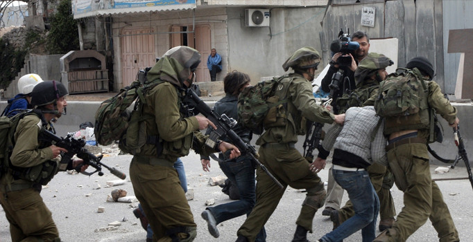 İsrail askerleri bir askeri bıçakladılar bahanesiyle 2 Filistinliyi öldürdü