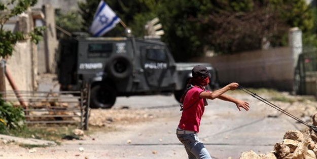 İsrail askerleri Filistinli genci kafasından vurdu