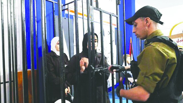 İsrail askerleri kontrol noktasında kadınlara tecavüze yelteniyor! Ahlâksız Yahudi’nin kontrol rezaleti