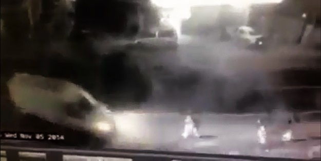 İsrail askerleri minibüsün altında böyle ezildi / VİDEO