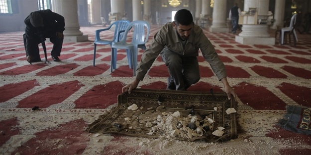 İsrail askerleri postallarıyla Mescid-i Aksa'nın mimberine çıktı