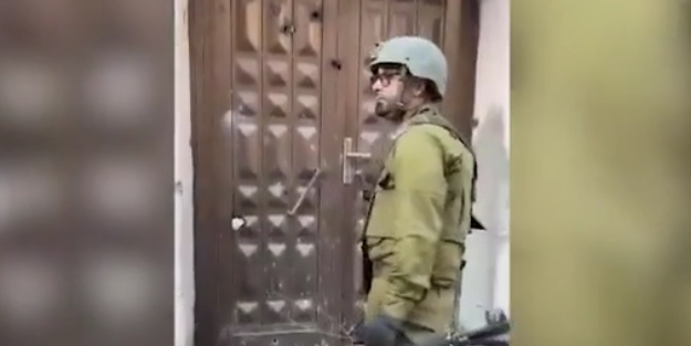 İsrail askerlerinin aşağılık eğlencesi... 'Kapıyı neden açmıyorlar?'