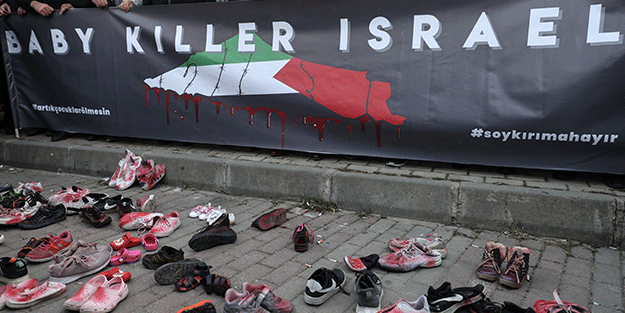 İsrail Başkonsolosluğu önüne çocuk ayakkabısı bıraktılar