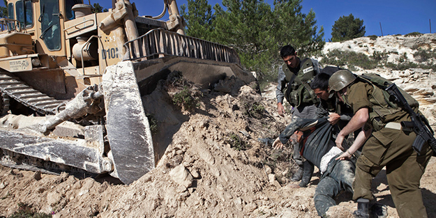 İsrail buldozerleri Gazze’de ekili arazilere zarar verdi