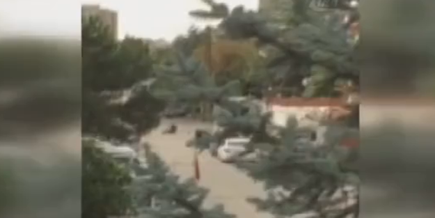 İsrail Büyükelçiliği'ne saldıran saldırganın vurulma anı