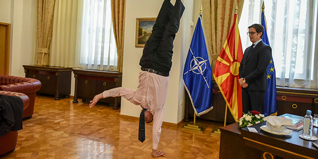 İsrail Büyükelçisi, Cumhurbaşkanını görünce şaklabanlığa başladı!