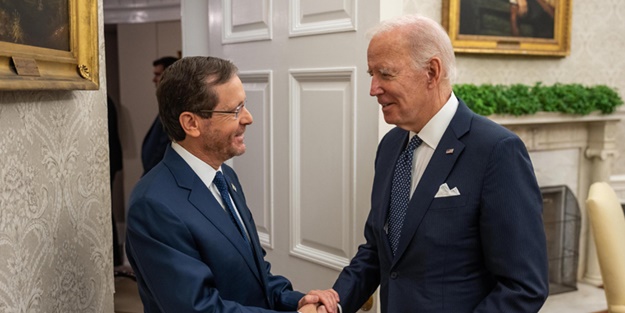 İsrail Cumhurbaşkanı dünya ile böyle alay etti: Rusya masum insanları öldürüyor!