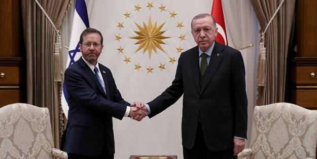 İsrail Cumhurbaşkanı'ndan dikkat çeken hareket! Erdoğan'ın eline böyle sarıldı
